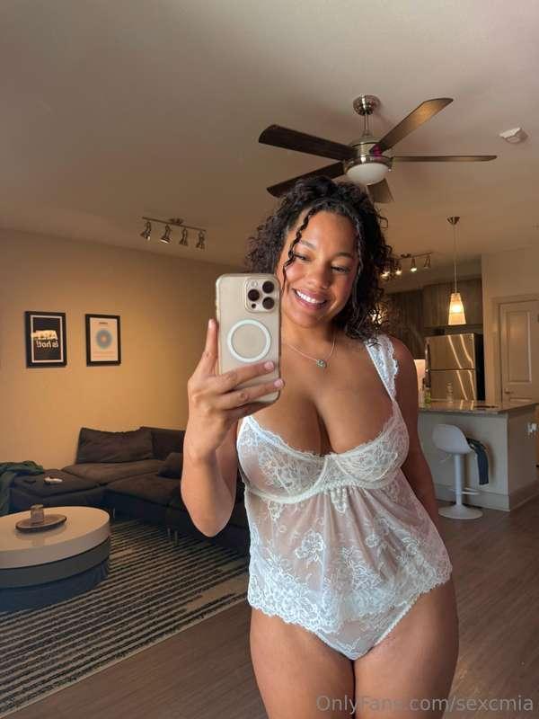 nothing but good vibes and soft curves today ✨🍒
