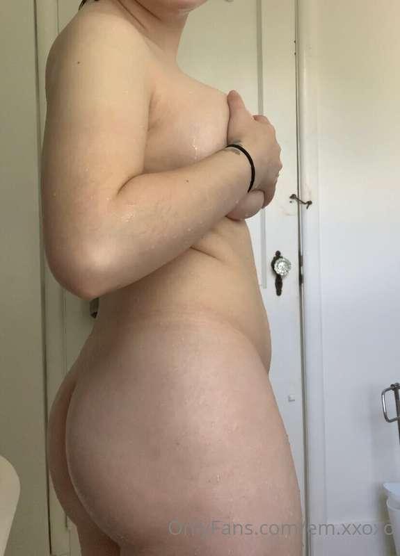 Little wet 💦 Wanna see my hand down ? Tip 4 dollars 😘