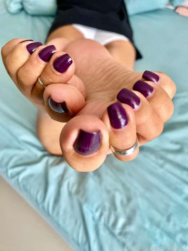 I’m ready for your 💦

#fyp #morena #footfetish #soles #scrunchies #suckabletoes #pinay #softsoles