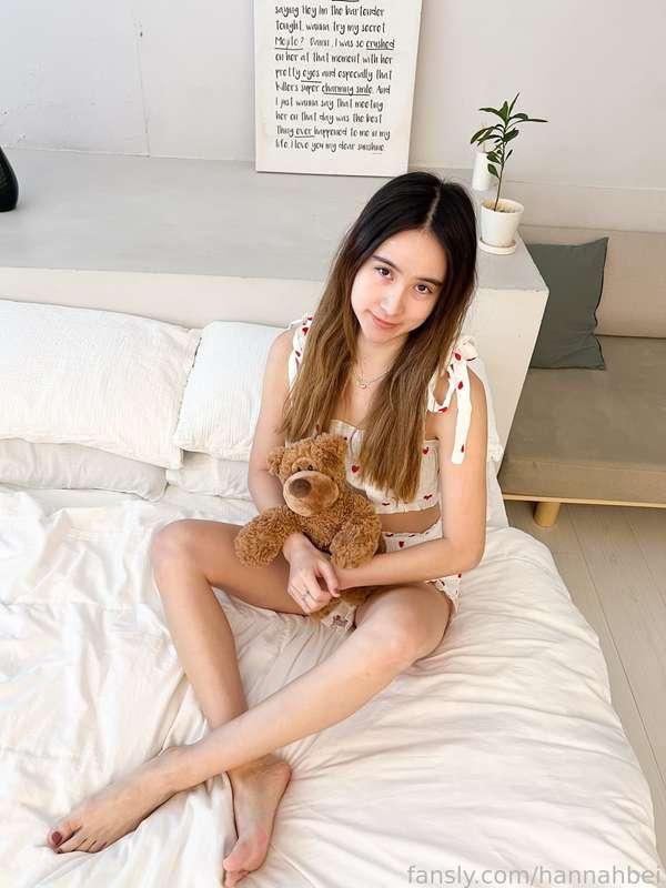 Good morning &lt;33

🧸 #pajamas #feet #legs #babyface #cutegirl #teen #18yo #innocent #gfe #mixed 🧸