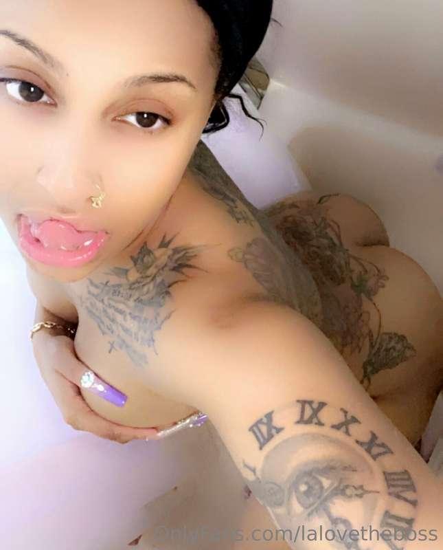 ### MY PUSSY GOT LEAKED 🥵
FUCK IT might as well just *show i..