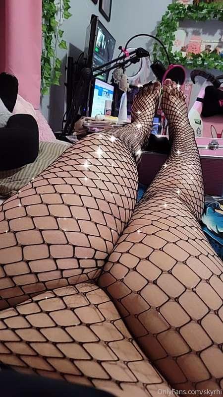 My pussy looks so good in fishnets too 😋