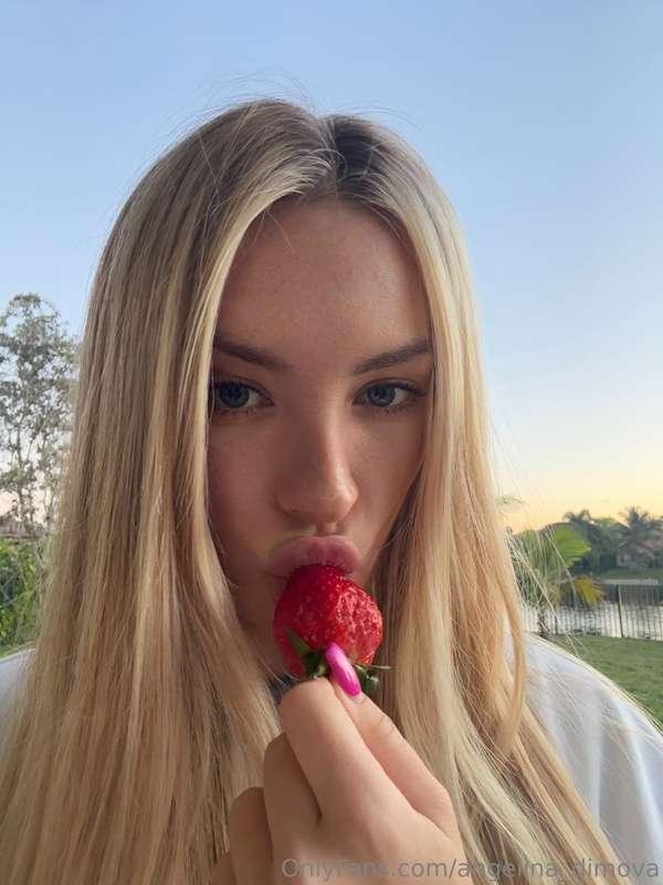 now my lips taste like strawberries, do you want to try? 👅