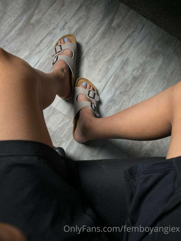 what do you think of this baby blue on my toes?? not sure if..