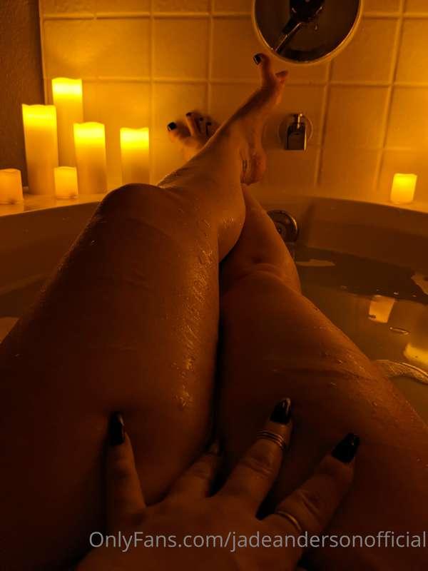 Tip $1 if you want to see steamier foot fetish content!

Tip..