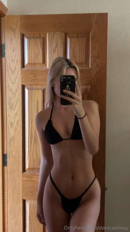 Just a girl and her bikini 👙