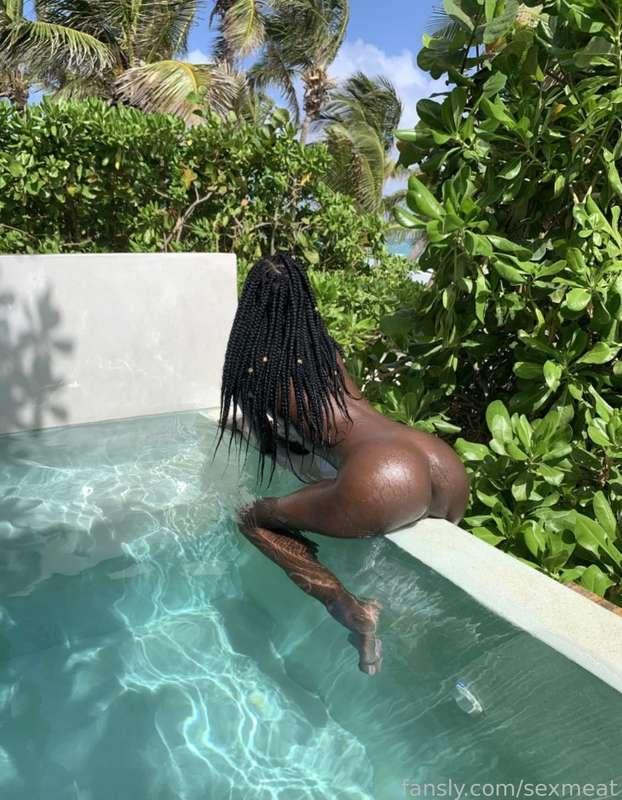 If this doesn’t scream, “I want your dick in my asshole” then I don’t know what will 😛
