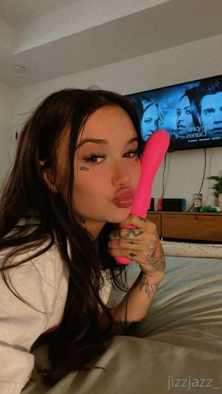 Me and my favorite vibrator wanna sext uuuuu, dm me if ur ho..