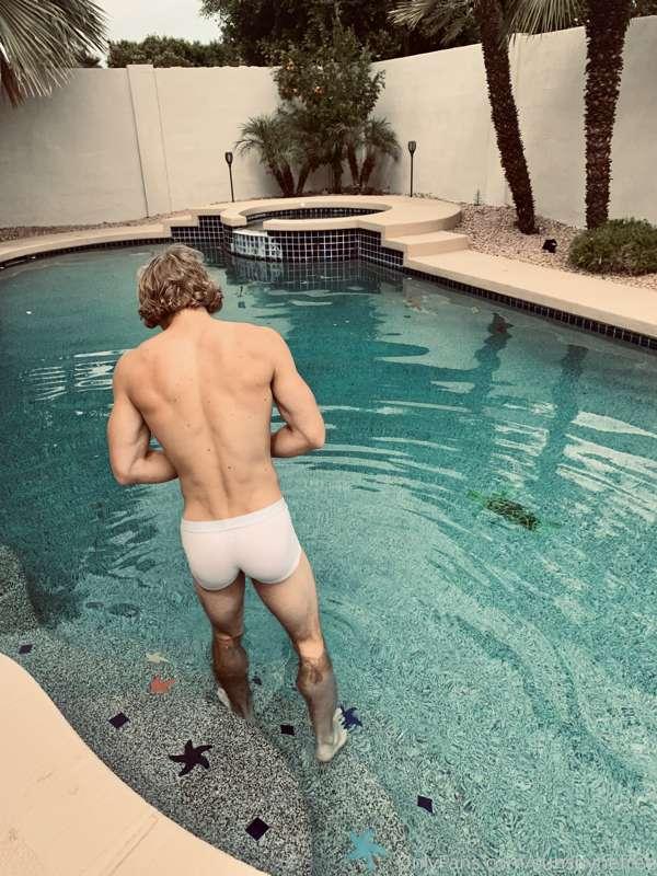 Let’s go swimming babe ❤️🙏🏼