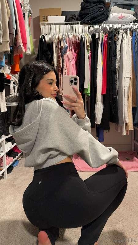 In the perfect position to throw sum 🍑…should I? 😏