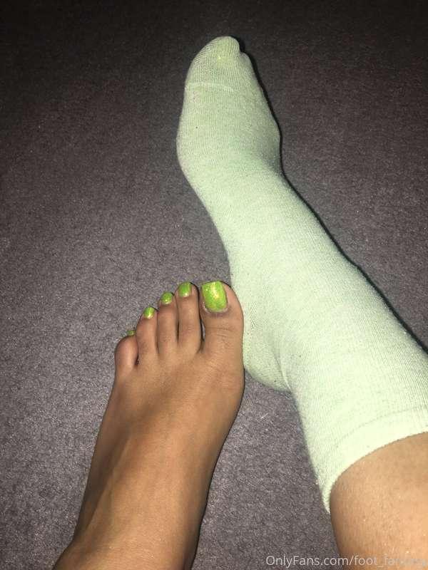 Green toes and green socks