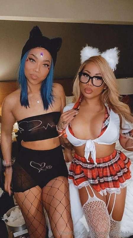 Left or right?🖤❤️