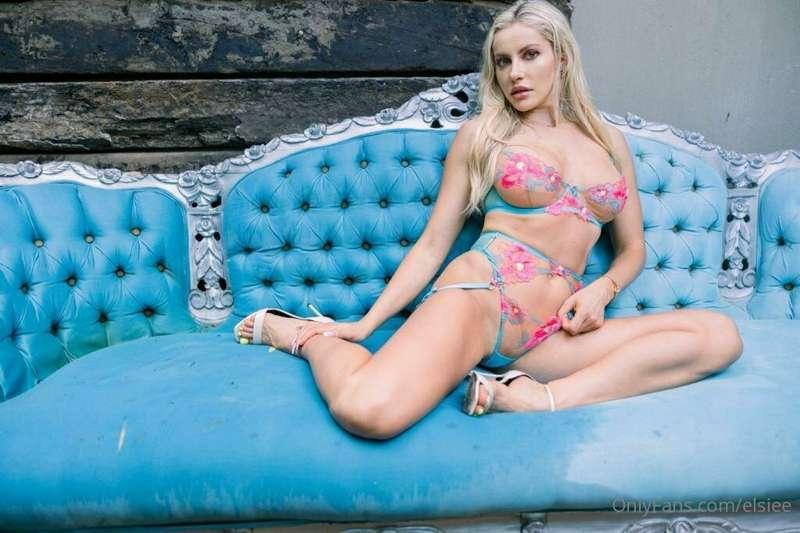 Send any emoji if you're horny right now 👀👅