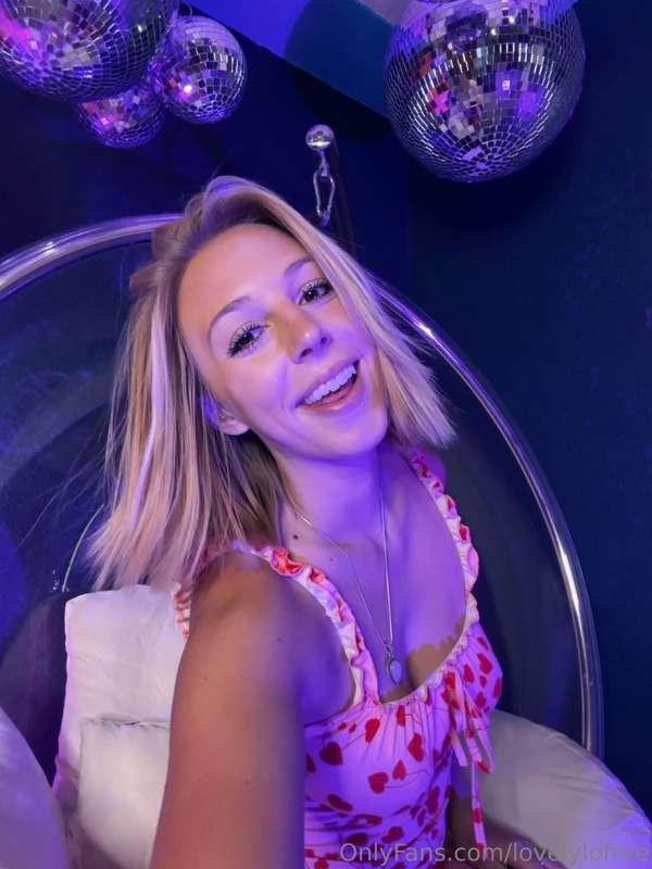 DM me a photo of your cock, and I’ll decide if you deserve t..