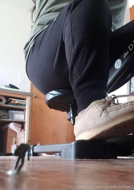2 min video includes a Tiny person,  a squat machine, and a ..