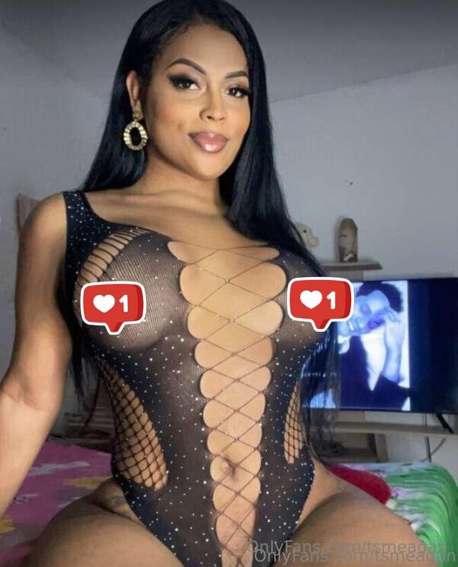 I'm so bored... lying in bed, legs spread 😈💋, cock hard 🍆 an..