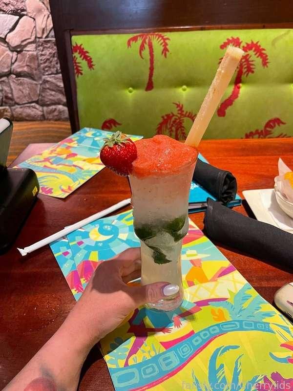 This strawberry cocktail is good! 🍓🥤

#mommy #milf #stepmom #bbw #pawg #lifestyle #cocktail #food #strawberry 