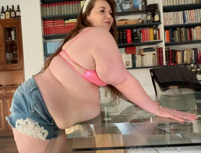 I LOVE how much it sags down onto the table😍💦💦