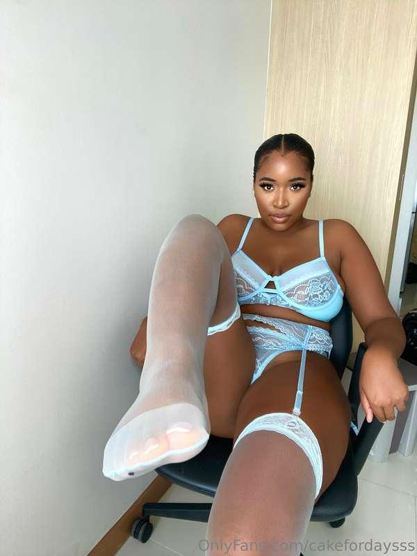 ## Fresh pedicure 😋🦶🏽 where my foot lovers at?
