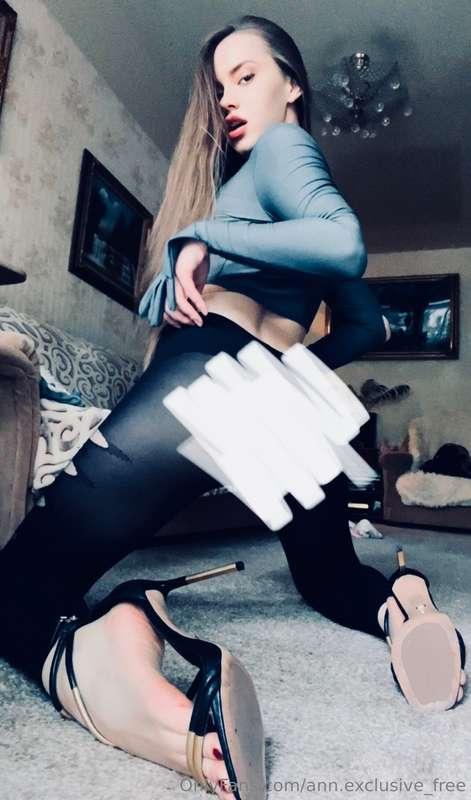 Footfetish in a transparent leggings with a view of my sexy ..