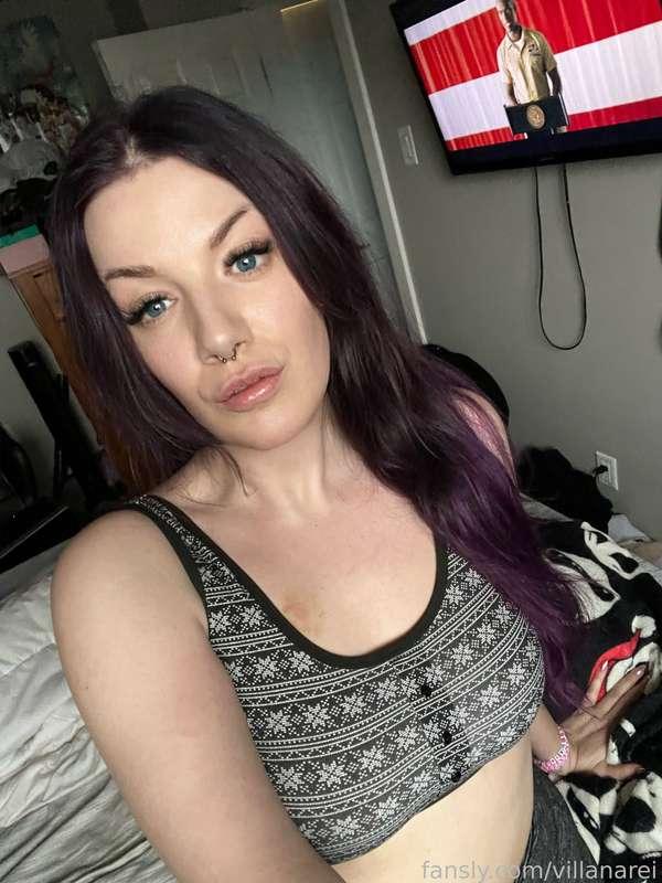 Good morning! It’s a grey and gloomy day here 😴 I’m gonna need lots of coffee today!
At least my lil Christmassy sports bra is cute 🥰

#fyp #purplehair #goth #bralette #bra #hickey
