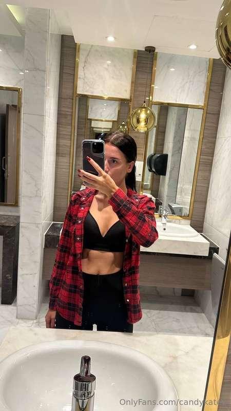 Do you think I'd be cold in this outfit right now? 😘😘