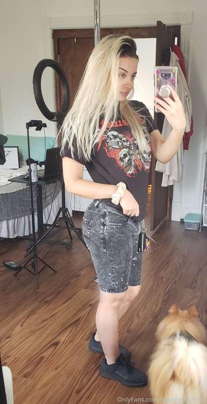 Wanna see whats under these clothes? 
Get my VIP page! @mila..
