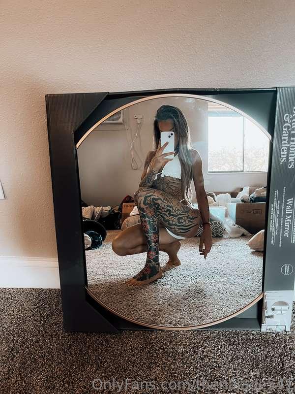 Mirror selfie vibes! Wanna have a private chat? Slide into m..