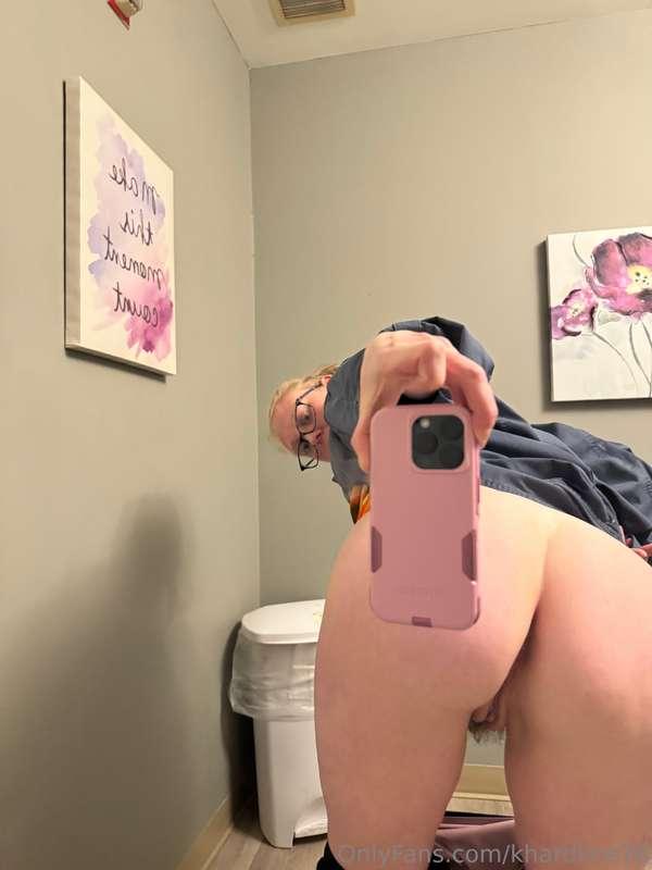 Fuck me in the work bathroom while I'm on break, I'm so fuck..