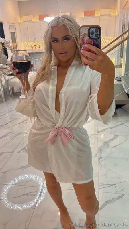 Make sure you dont miss my live right here tonight 👀🍑