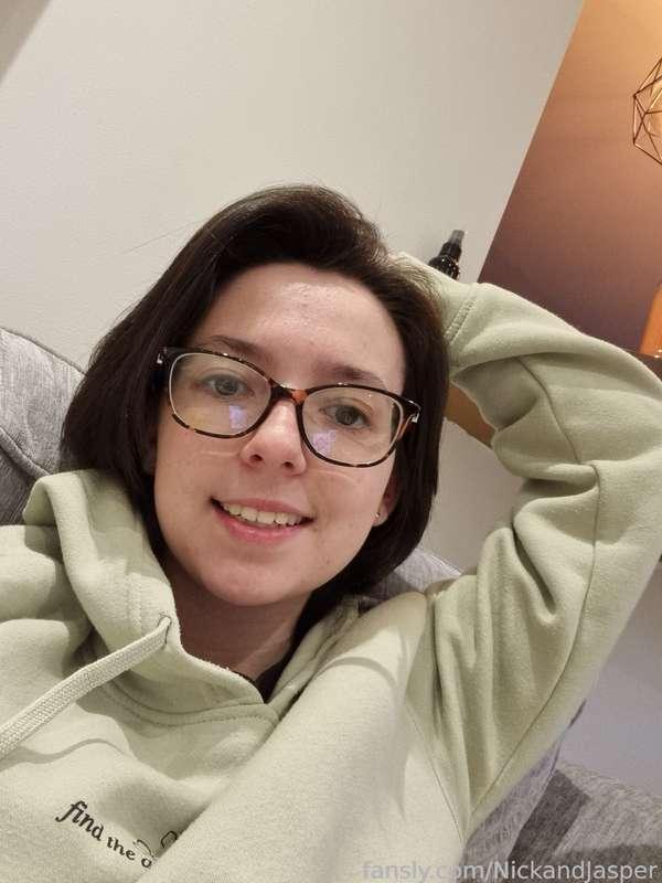 Have a good day 😊

#shorthair #glasses #teen #young #eyes #pawg
#tits #cute #brunette #tease #lips #joi