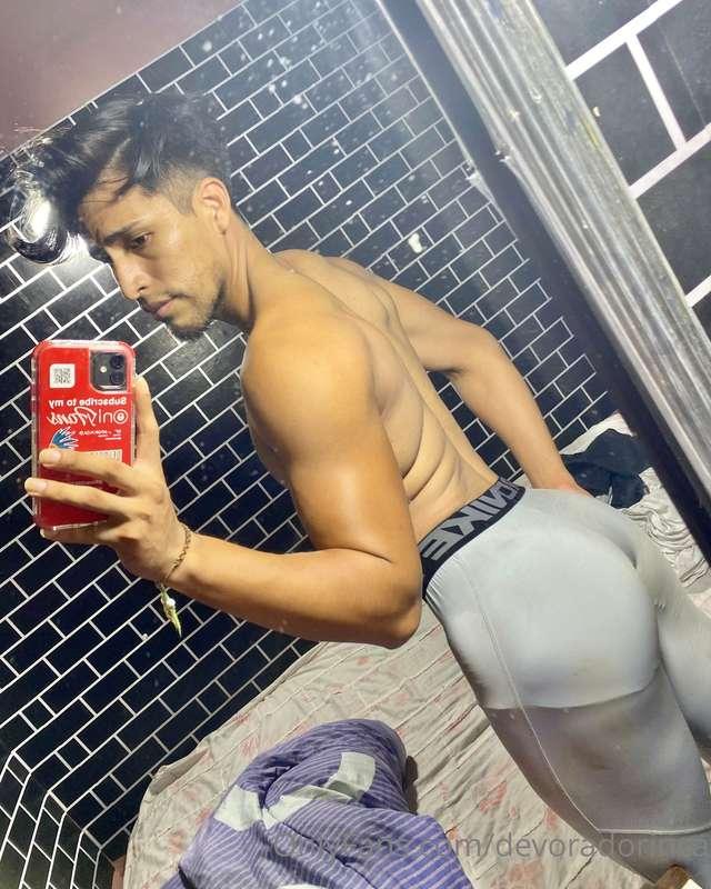 Este culo está sudado después del gym 💪 😈/This ass is sweaty..