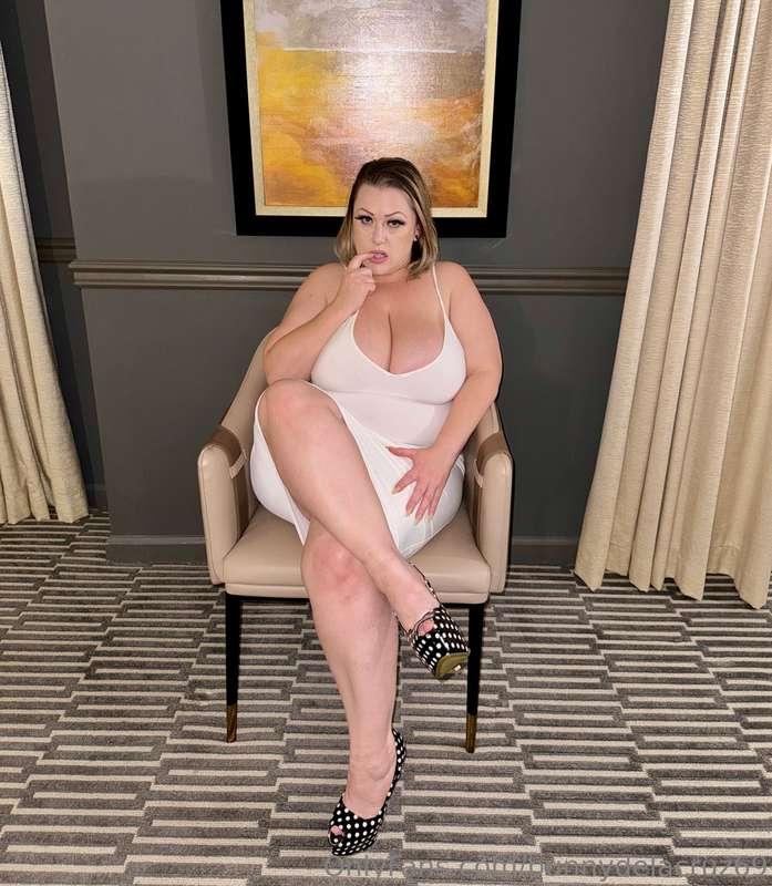Let me be your naughty girl 😈
