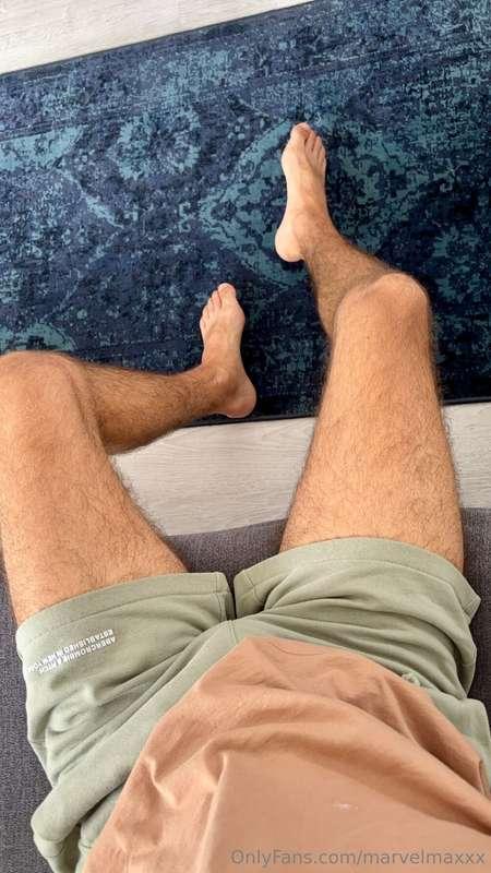 I need someone on the ground and worship my feet 😈🦶🏼