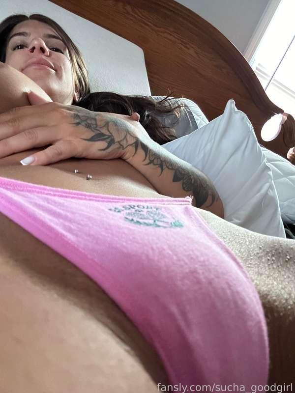 Wanna slide these panties to the side and eat your breakfast before work baby?

#brunette #pussy #panties #tattoos #fitgirl #body #underboob #nipples #abs #innie