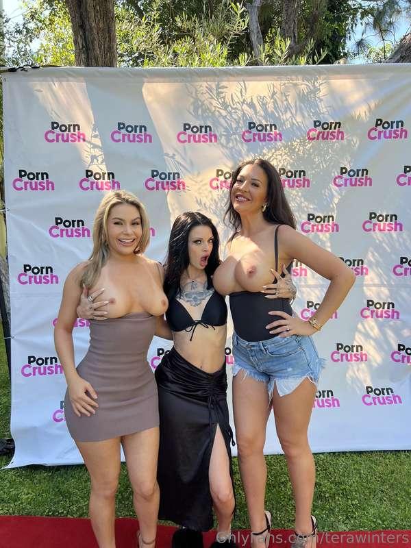 Carpet pics 📸With my girls@xelizabethskylarx  @thenicolearia..