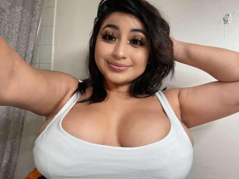 hey babe 💋 I took this picture earlier, do I look cute?? 🥺
