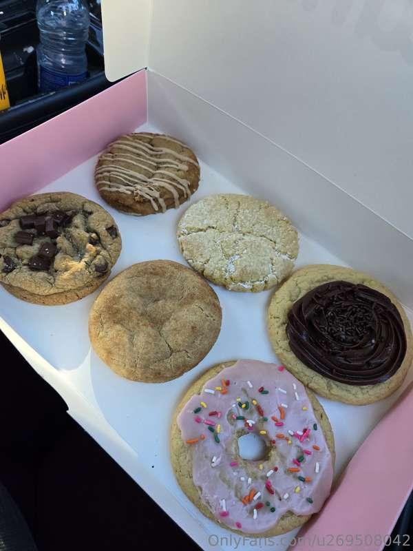First stop ! Crumbl cookies ! 