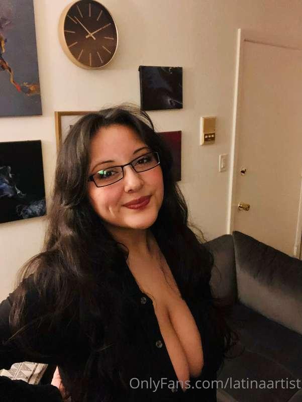 innocent post 🤗💋 peep some of my art on the wall 🖌👩🏻‍🎨🎨