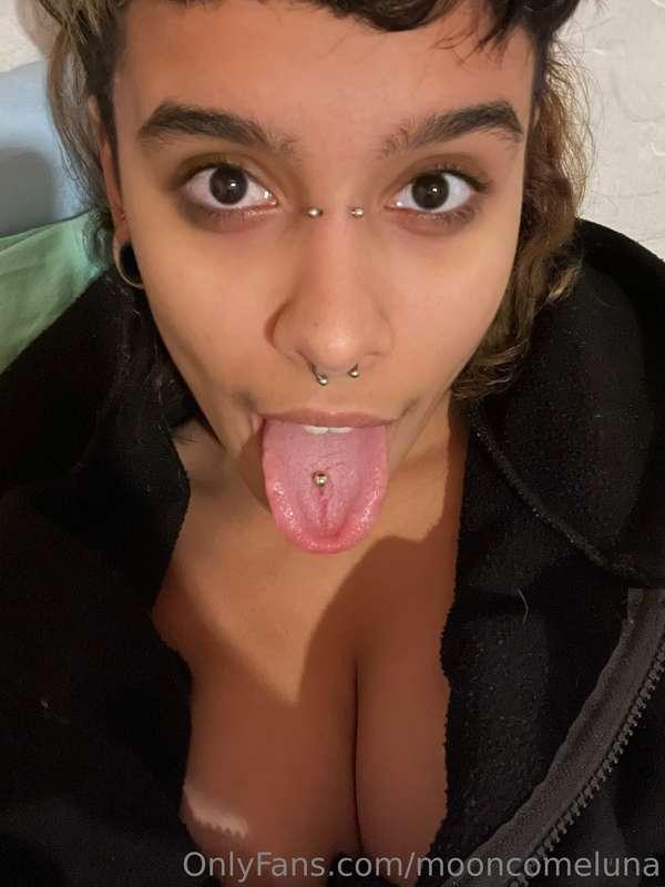 chissà che cosa voglio farci con questa lingua di fuori 👅