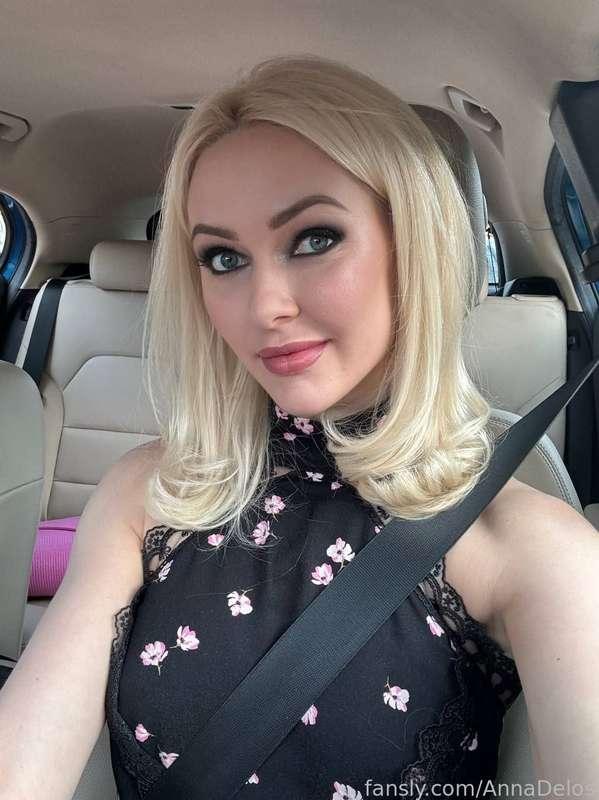 Would you like me to be your girlfriend? Like if yes 🤗

#gfe #fyp #blondie #dress #makeup #young #custom #videocall #anal #sexting 