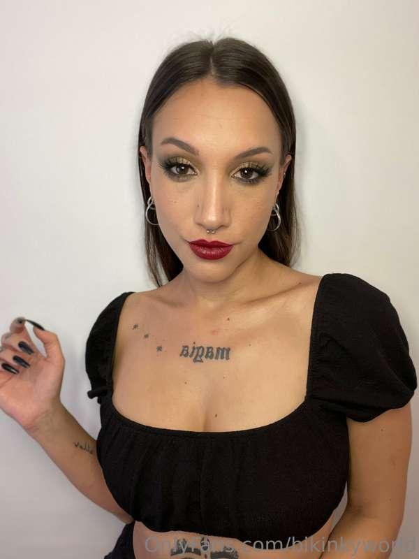 Do you like my make up? 😇