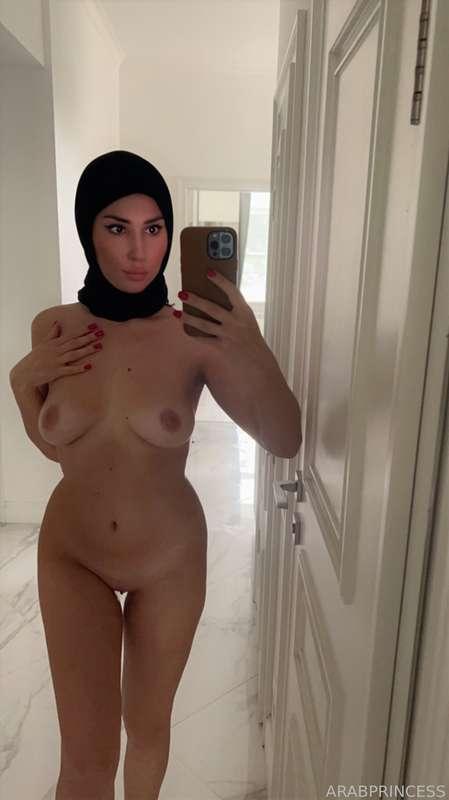 NAUGHTY HIJABI MADE A NEW VIDEO FOR YOU😈 
In the morning I was bored and played with two dildos🥵 Soon I will post it😘🤤
#muslim #bigboobs #hijab #selfie
@DSBHB 