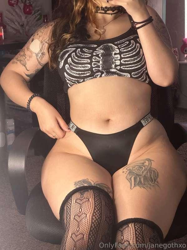 Do i look good? 👻🖤👅