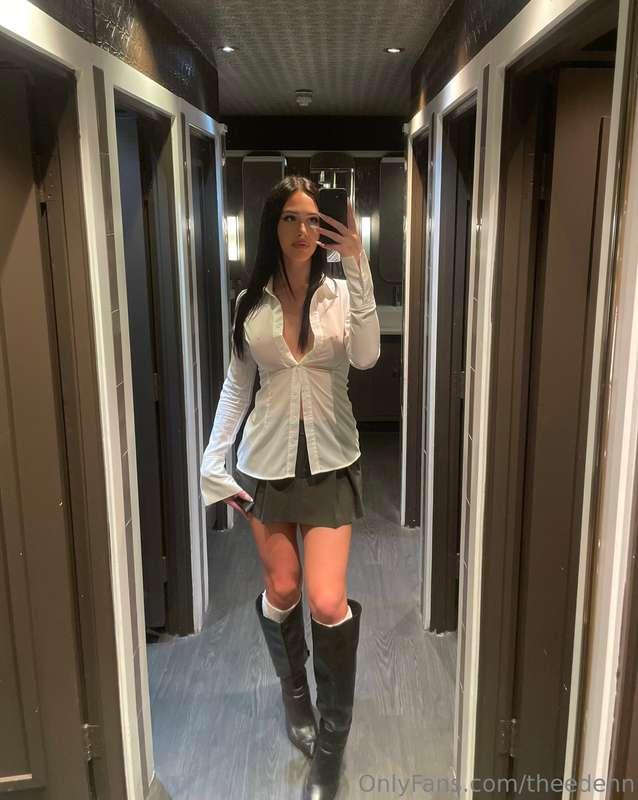 Would you buy me a drink at the bar?😏🥂