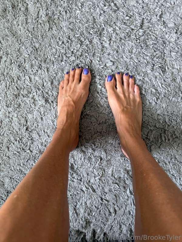 I just got a fresh pedi, so here you go for all of you feet ..
