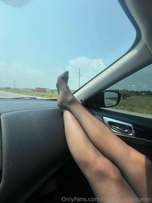 mrs_footjobqueen image #4
