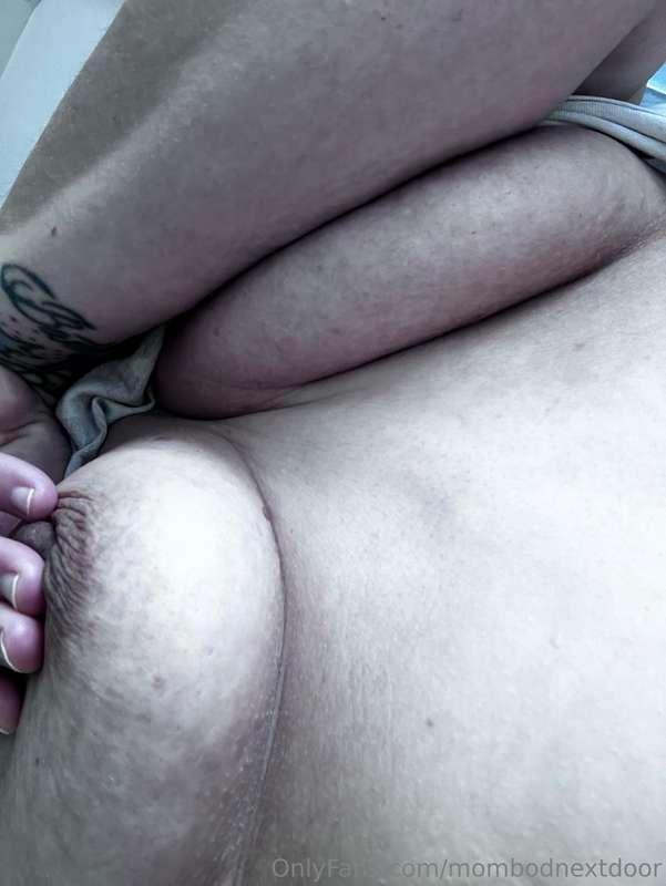 Lil titty treat for you! Hope it makes you hard. 💋