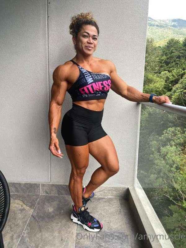 Gym outfit today……

Yes I have competition tan on from my sh..