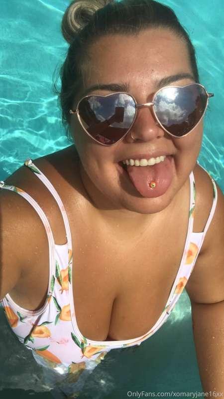 I really want you to fuck me in the pool 🥺🥺like this if you ..